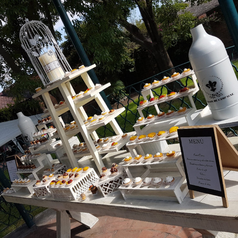 Mesa de Postres En Jardin Catering Eventos Sociales y Corporativos en Querétaro